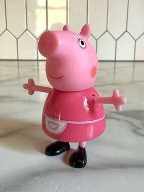 Peppa Pig Granny Pig wearing Apron Figure